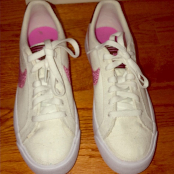 nike shoes with pink swoosh